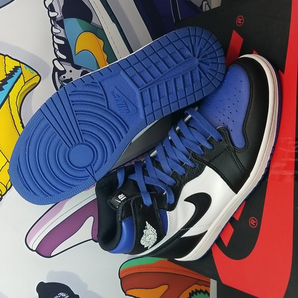 Air Jordan 1 Retro High OG "Royal Toe" - Picture 2 of 8